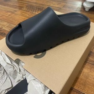 Yeezy slides Onyx size 8